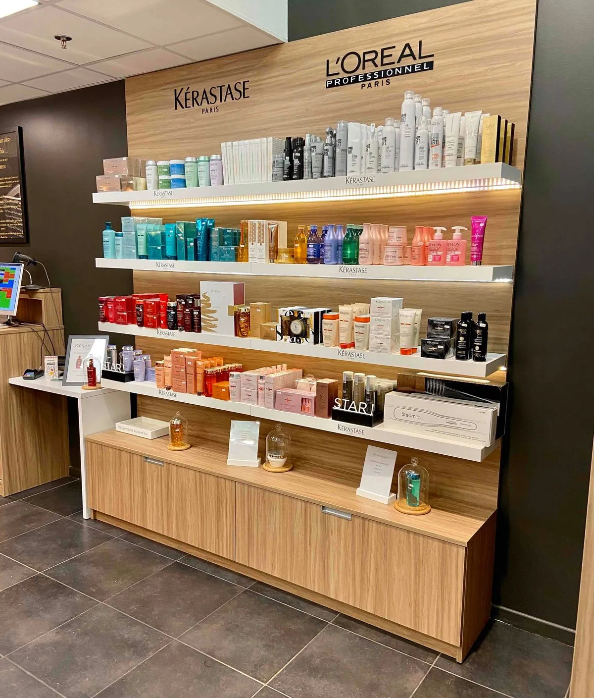 طراحی و ساخت استند محصول