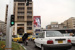 پوستر های تبلیغاتی در ترافیک بیشتر دیده میشود